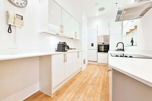Private kitchen - Wonderful Fitzrovia 3 Bed Apartment (Greater London)