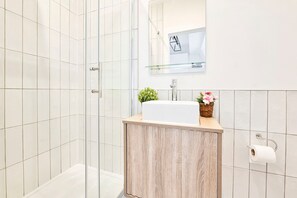 Shower, hair dryer - Wonderful Fitzrovia 3 Bed Apartment (Greater London)