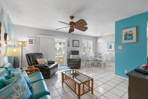 Apartamento, 1 cama de matrimonio con sofá cama (Colony Beach Club 132) | Zona de estar | Una televisión
