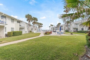 Outdoor dining - Colony Beach Club 139 (New Smyrna Beach)