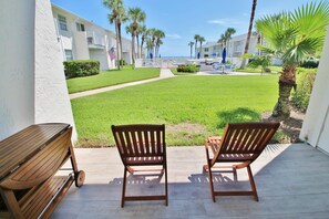 Appart'hôtel, 1 très grand lit et 1 canapé-lit (Colony Beach Club 139) | Restauration extérieure