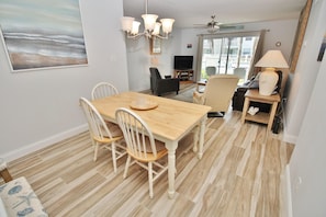 Appart'hôtel, plusieurs lits (Colony Beach Club 147) | Coin séjour