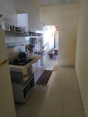 Private kitchen - Comfortable house in Guaibim near the beach with air conditioning (Guaibim)