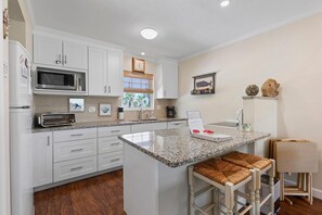 Appart'hôtel, 1 très grand lit (Colony Beach Club 204) | Cuisine privée | Four, grille-pain