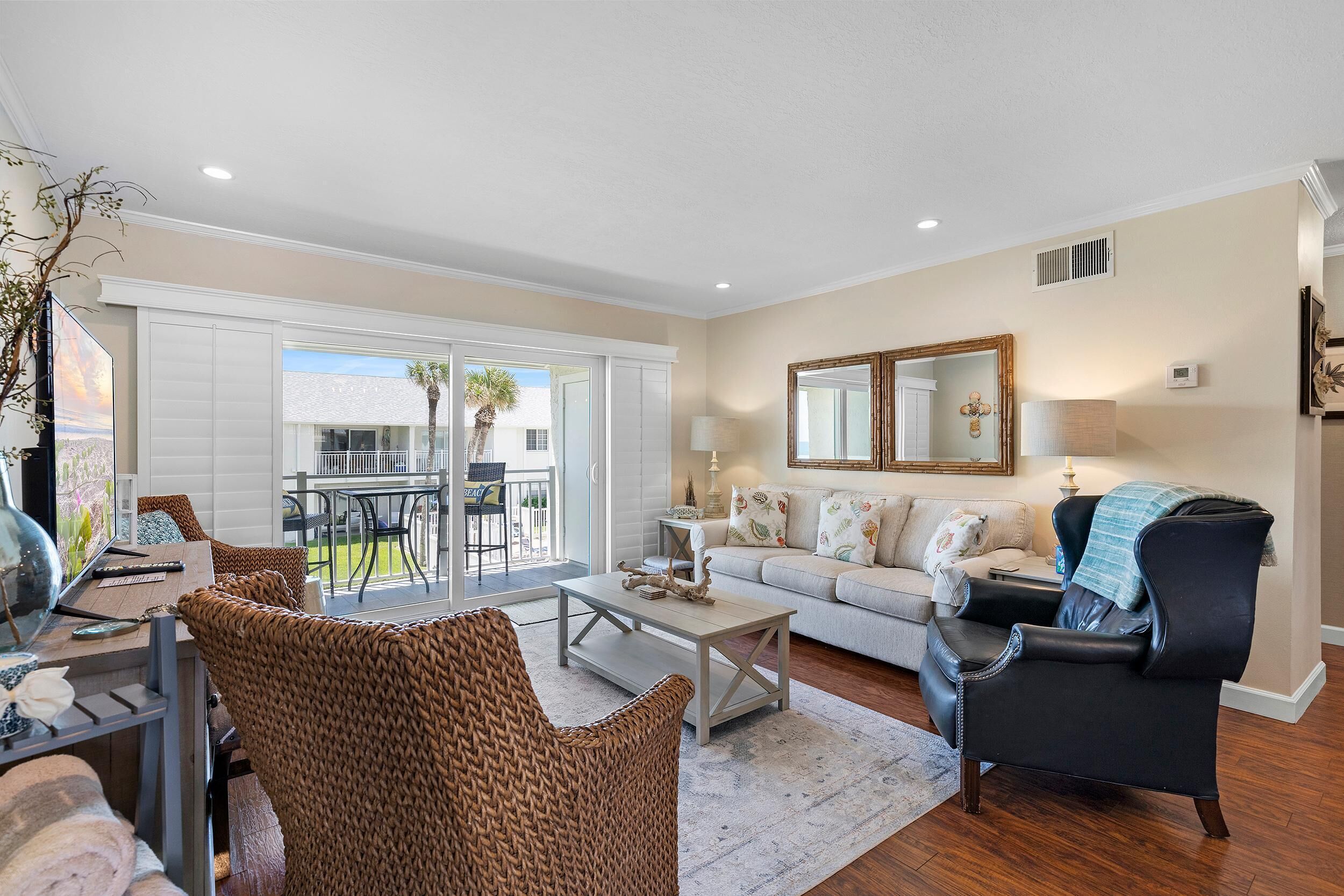 Appart'hôtel, 1 très grand lit (Colony Beach Club 204) | Coin séjour | Télévision