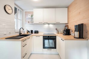 Fridge, oven, stovetop, dishwasher