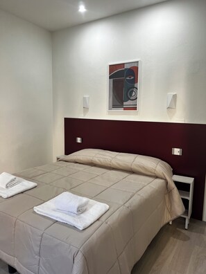 Habitaci�ón con 1 cama doble o 2 individuales | Caja fuerte, escritorio, espacio para trabajar con un portátil