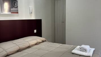 Double or Twin Room | In-room safe, desk, laptop workspace, soundproofing
