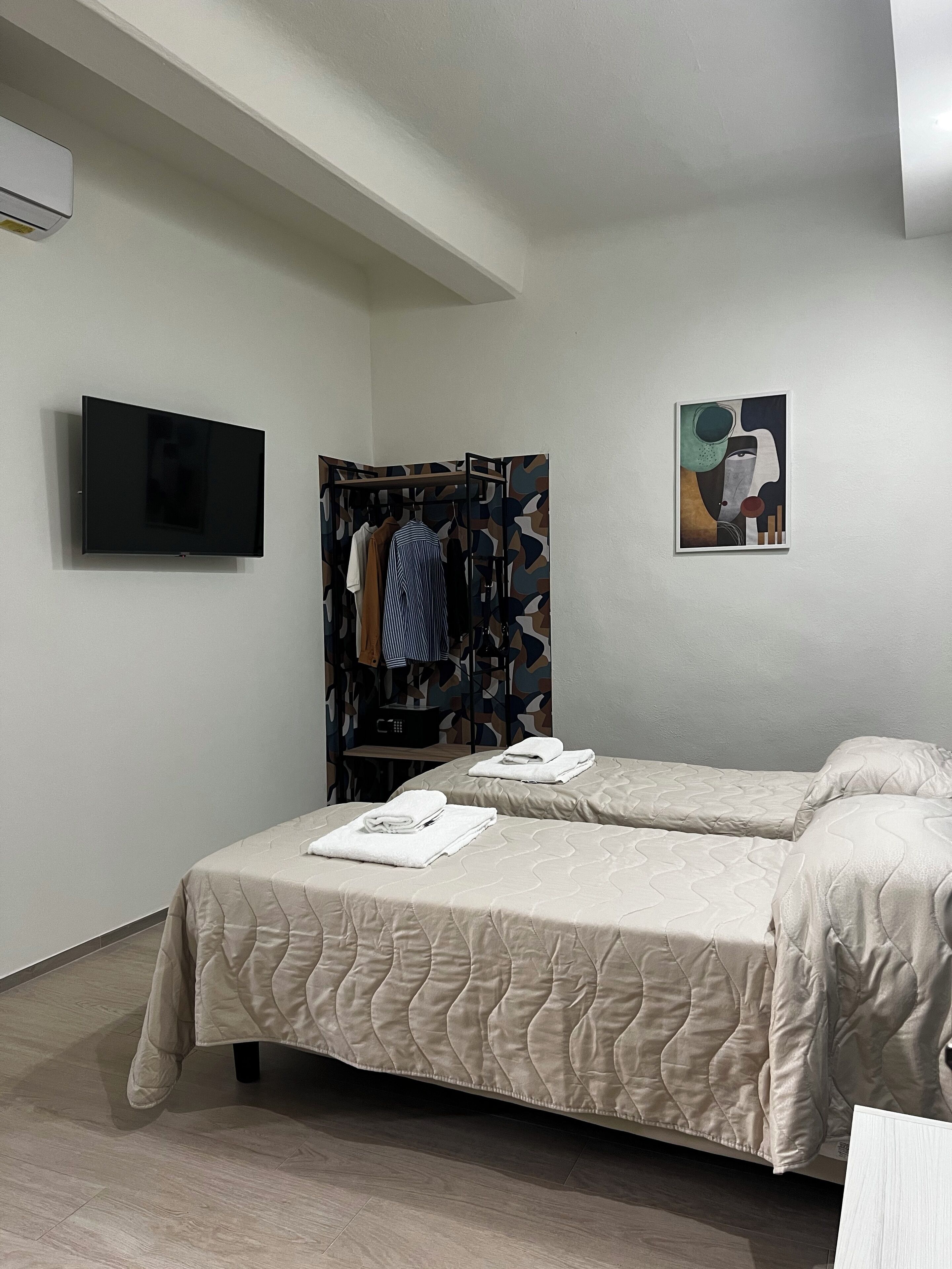 Camera con letto matrimoniale o 2 letti singoli | Una cassaforte in camera, una scrivania, postazione laptop