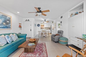 Living area - Colony Beach Club 223 (New Smyrna Beach)