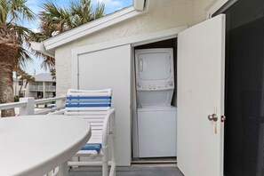 Outdoor dining - Colony Beach Club 233 (New Smyrna Beach)