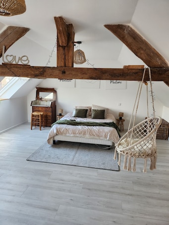 1 bedroom, iron/ironing board, WiFi, bed sheets. Large loft-style gite with master suite, close to the châteaux and Beauval