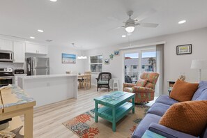 Living area - Colony Beach Club 235 (New Smyrna Beach)