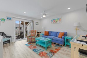 Living area - Colony Beach Club 235 (New Smyrna Beach)