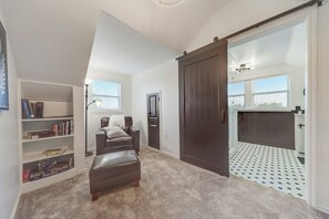 Interior - Charming 3-bedroom cottage with picturesque sunsets (Anna)