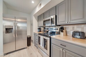 Fridge, microwave, oven, stovetop - Charming 3-bedroom cottage with picturesque sunsets (Anna)