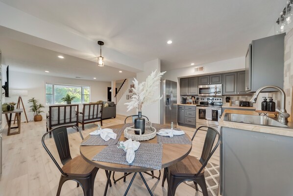 Fridge, microwave, oven, stovetop - Charming 3-bedroom cottage with picturesque sunsets (Anna)