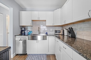 Appart'hôtel, plusieurs lits (Colony Beach Club 237) | Cuisine privée | Four, cafetière/bouilloire, grille-pain, blender