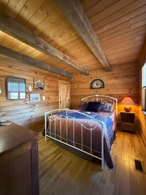 2 bedrooms, desk, free WiFi - Sleepy Bear Log Cabin with View, WiFI (Maggie Valley)