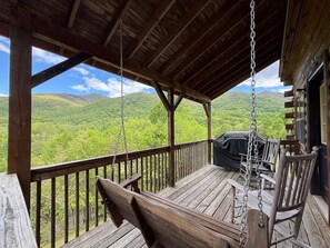 Terrace/patio - Sleepy Bear Log Cabin with View, WiFI (Maggie Valley)