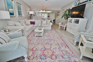 Condo, varias camas (Chateau by the Sea 13C) | Área de sala de estar