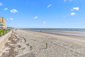 Appartamento, letti multipli (Chateau by the Sea 13C) | Spiaggia | Sulla spiaggia