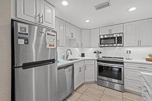 Appart'hôtel, plusieurs lits (Castle Reef 312) | Cuisine privée | Four, cafetière/bouilloire, grille-pain, blender