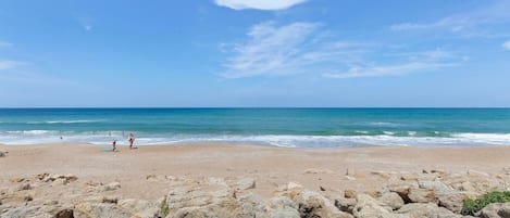 Apartamento, varias camas (Chadham by the Sea 118) | Playa | Ubicación a pie de playa