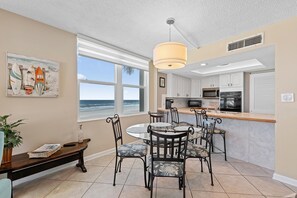 Bloc d'apartaments, 1 llit de matrimoni gran (Coronado Towers 201) | Servei de restauració