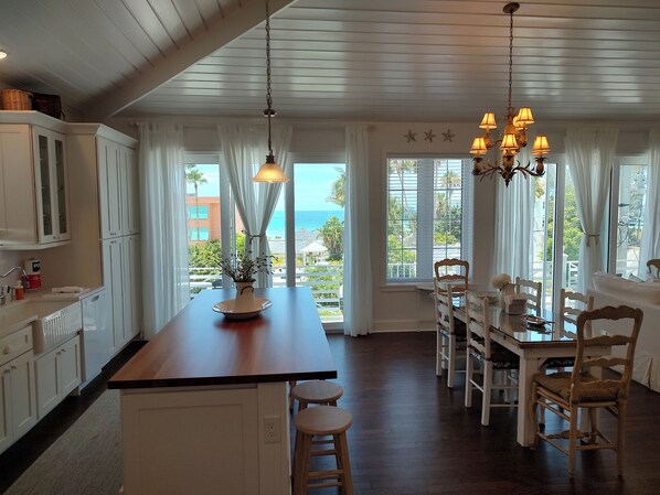 Dining - #301 White Pelican Bungalow (Bradenton Beach)