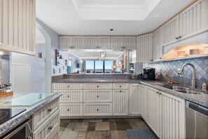 Condo, varias camas (Ashley Penthouse 4) | Cocina privada | Horno 