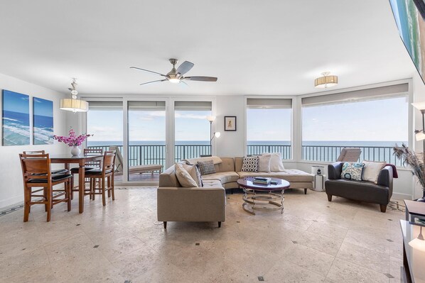 Living area - Ashley Penthouse 5 (Daytona Beach Shores)