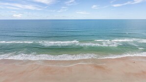 Ein Strand mit blauem Himmel und ruhiger Seele.