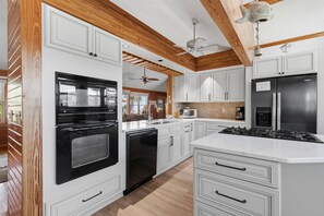 ハウス ベッド (複数台) (Decked Out House On Hill St) | 専用キッチン | オーブン、コーヒー / ティーメーカー、トースター、ミキサー