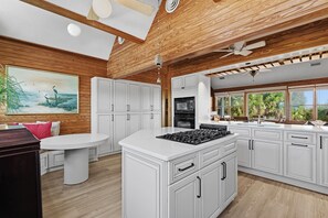 ハウス ベッド (複数台) (Decked Out House On Hill St) | 専用キッチン | オーブン、コーヒー / ティーメーカー、トースター、ミキサー