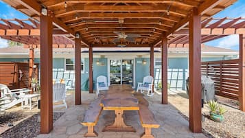 Casa, varias camas (Smyrna Dreams) | Restaurante al aire libre