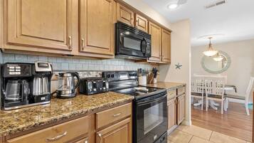 Casa, varias camas (Smyrna Dreams) | Cocina privada | Horno, cafetera y tetera, tostadora y licuadora