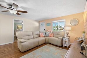 獨棟房屋, 多張床 (Smyrna Dreams) | 起居區 | 電視