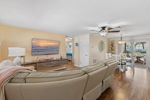 獨棟房屋, 多張床 (Smyrna Dreams) | 起居區 | 電視