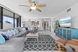 Living area - Ebb Tide 101 (New Smyrna Beach)