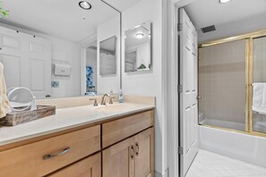 Condo, Multiple Beds (Ebb Tide 101) | Bathroom