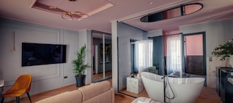 NINEMIAN SUITES SYROS
