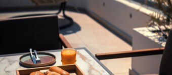 NINEMIAN SUITES SYROS