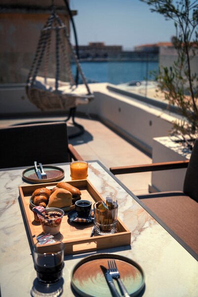 NINEMIAN SUITES SYROS