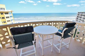 Outdoor dining - Golden Arms 802 (New Smyrna Beach)