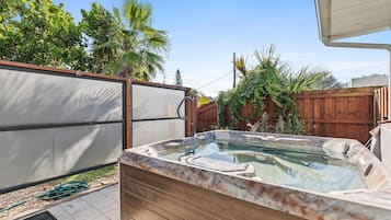 Casa, varias camas (Grand Oasis) | Tina de hidromasaje al aire libre