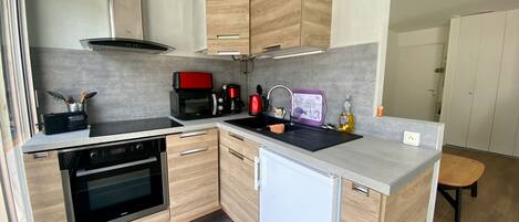 Jääkaappi, mikroaaltouuni, uuni, liesi