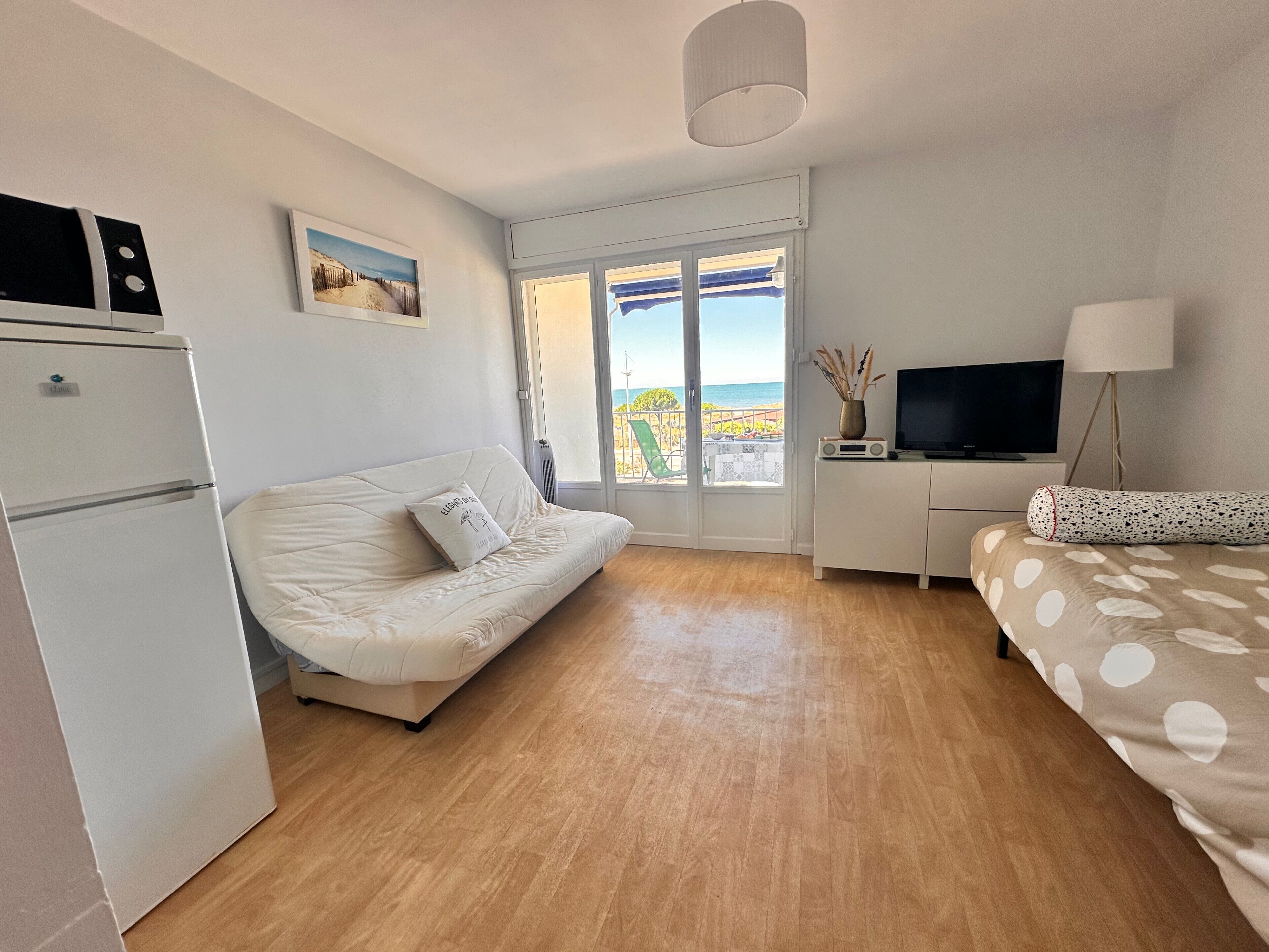 1 habitación, tabla de planchar con plancha y ropa de cama 