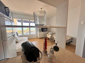 1 habitación, tabla de planchar con plancha y ropa de cama 