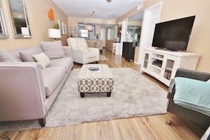 Condo, 1 cama King (Hacienda del Sol II 506) | Área de estar | TV
